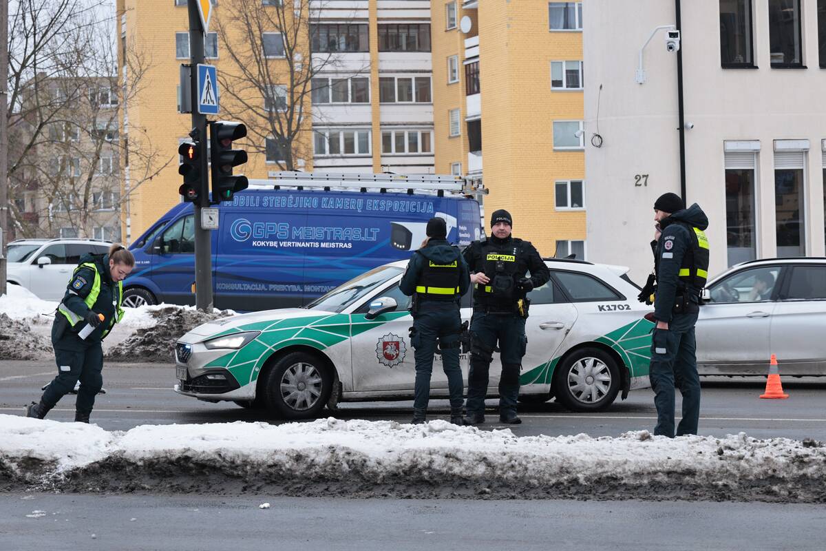 Skubant į iškvietimą sudaužytas Kauno policijos tarnybinis automobilis