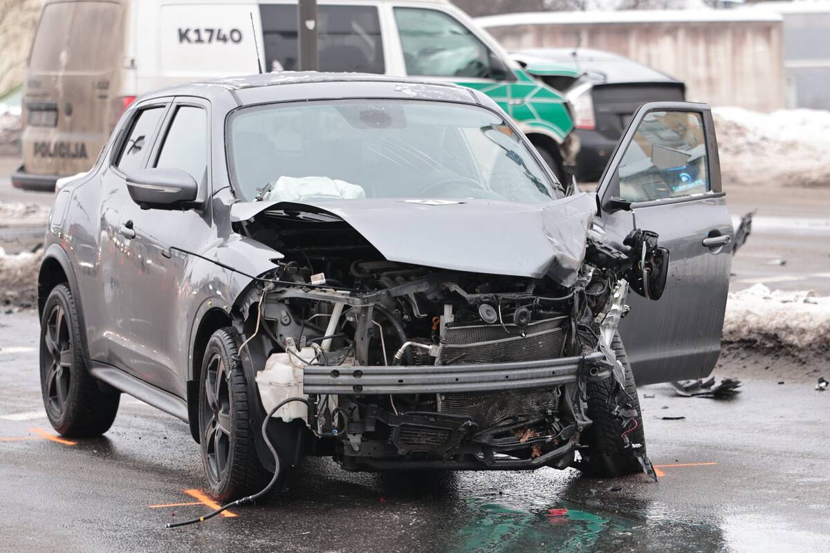 Skubant į iškvietimą sudaužytas Kauno policijos tarnybinis automobilis