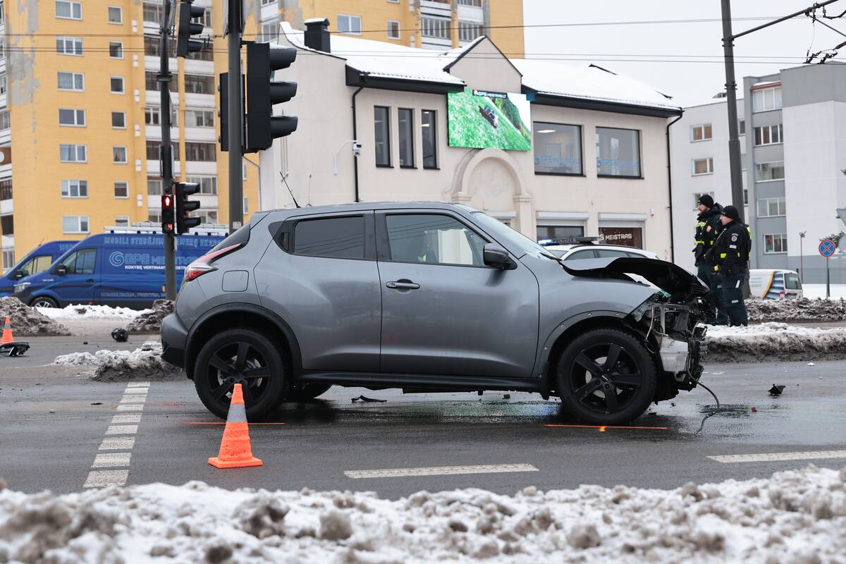 Skubant į iškvietimą sudaužytas Kauno policijos tarnybinis automobilis