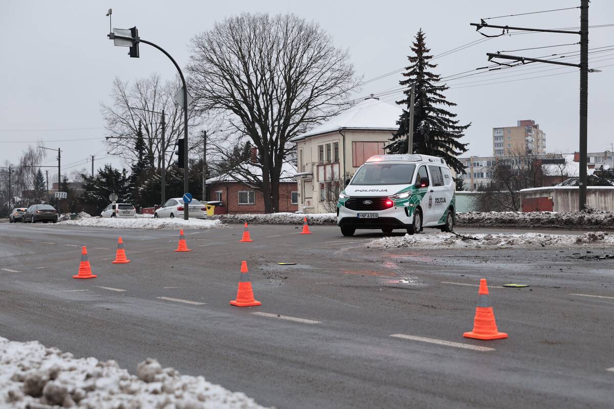 Skubant į iškvietimą sudaužytas Kauno policijos tarnybinis automobilis
