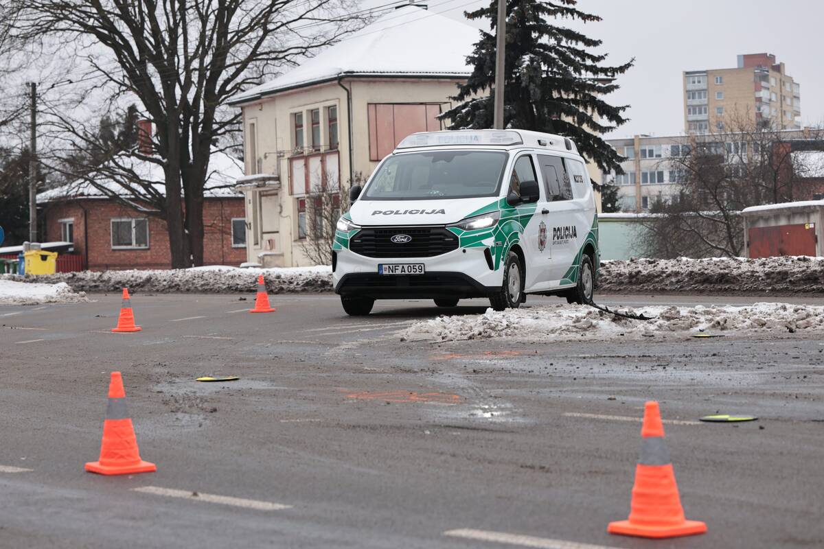 Skubant į iškvietimą sudaužytas Kauno policijos tarnybinis automobilis