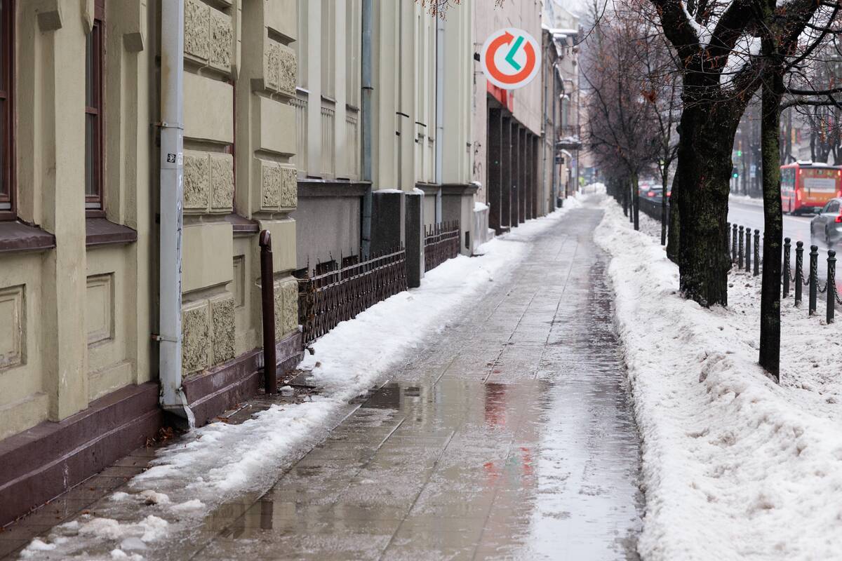 Kauno šaligatvius padengė plikledis