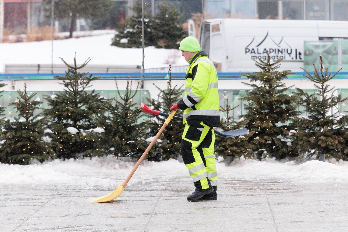 Kauno šaligatvius padengė plikledis