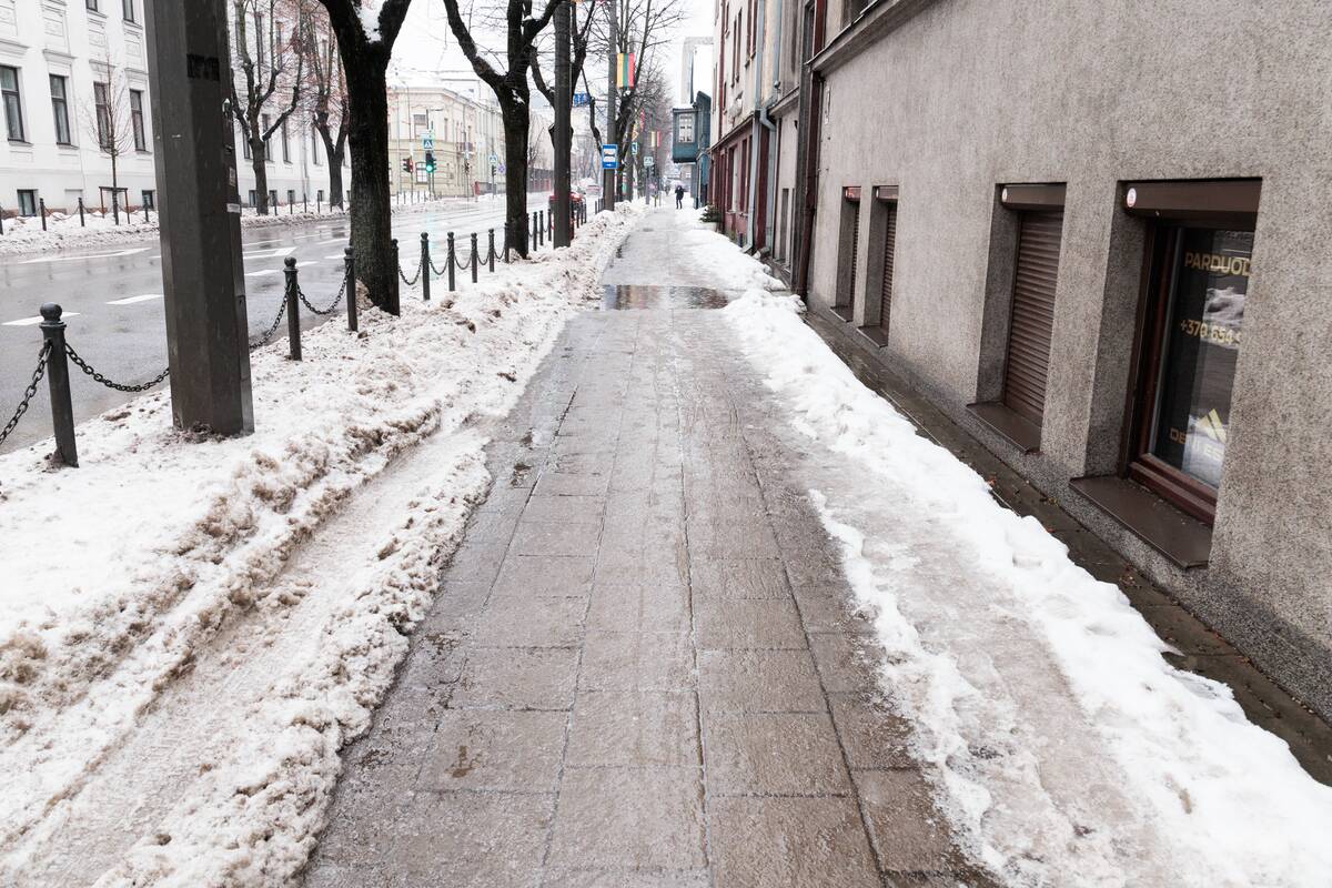 Kauno šaligatvius padengė plikledis