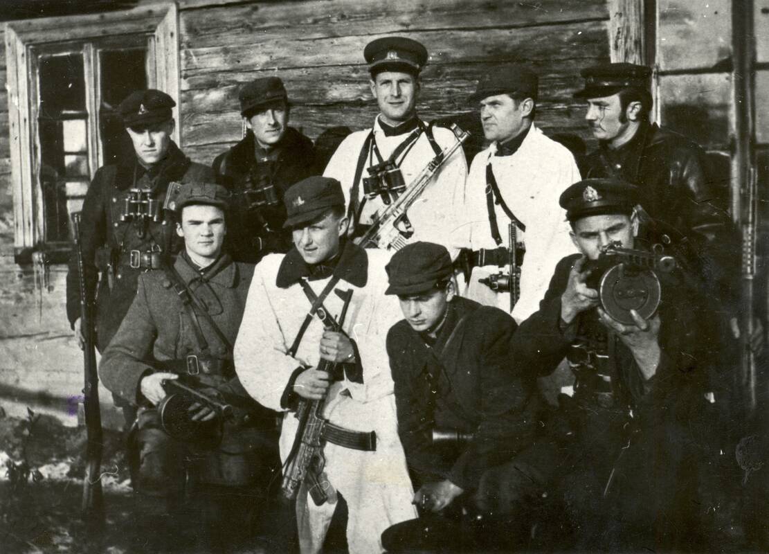 Pietų Lietuvos srities partizanai pakeliui į Lietuvos partizanų vadų susirinkimą. Antroje eilėje viduryje – Tauro apygardos vadas A. Grybinas-Faustas.