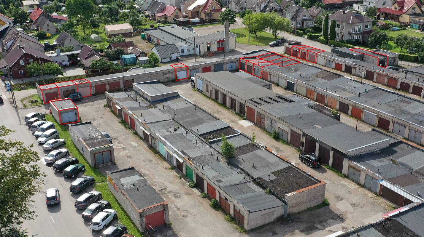 Raudona spalva pažymėti garažai, kurių savininkai kviečiami juos parduoti skelbiamų derybų būdu.