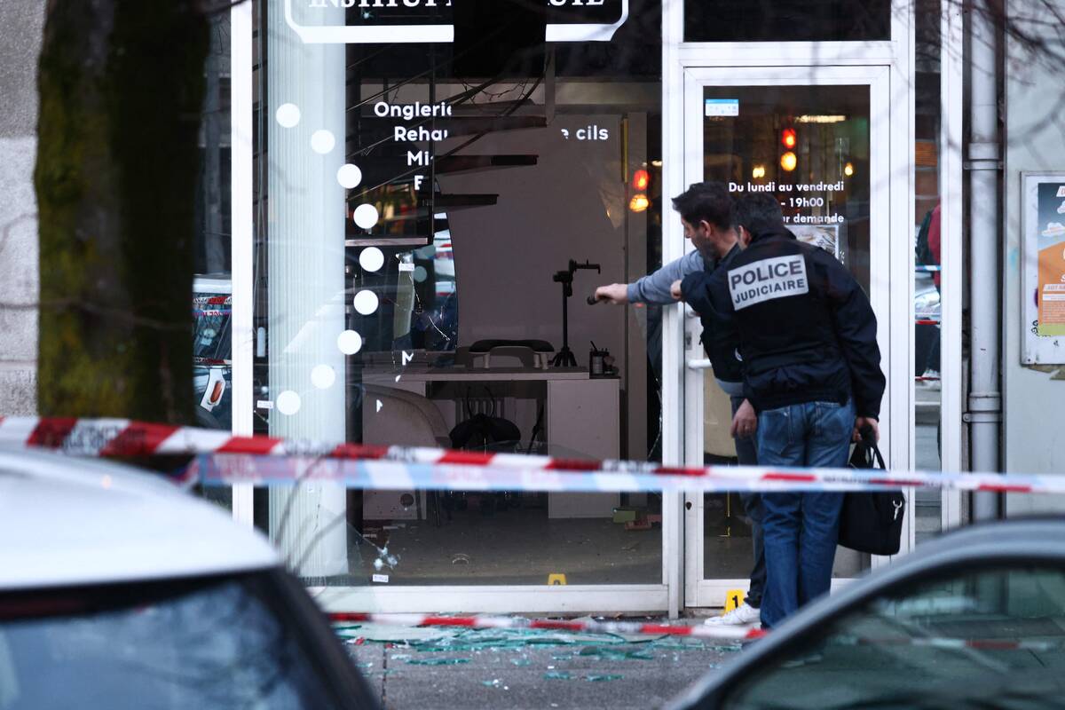 
<span>Policija: Prancūzijoje į grožio saloną įmesta granata, sužeisti šeši žmonės</span>
