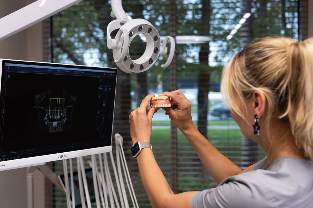 I. Lapėnaitė-Krasnickė: ilgaamžiškumui ir patogumui reikia kantrybės – įsriegus implantus, jie turi integruotis į kaulą, todėl gijimo periodu gaminamas laikinas protezas. Nuolatinis protezavimas atliekamas praėjus 4–6 mėn. po implantacijos procedūros.