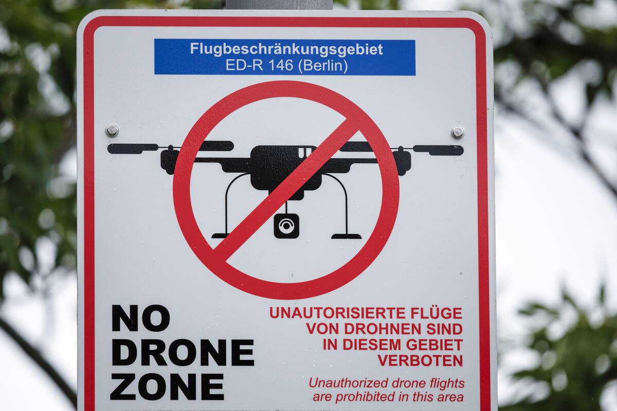 
<span>Dėl dronų grėsmių ES siekia griežtesnės jų registracijos ir neskraidymo zonų</span>
