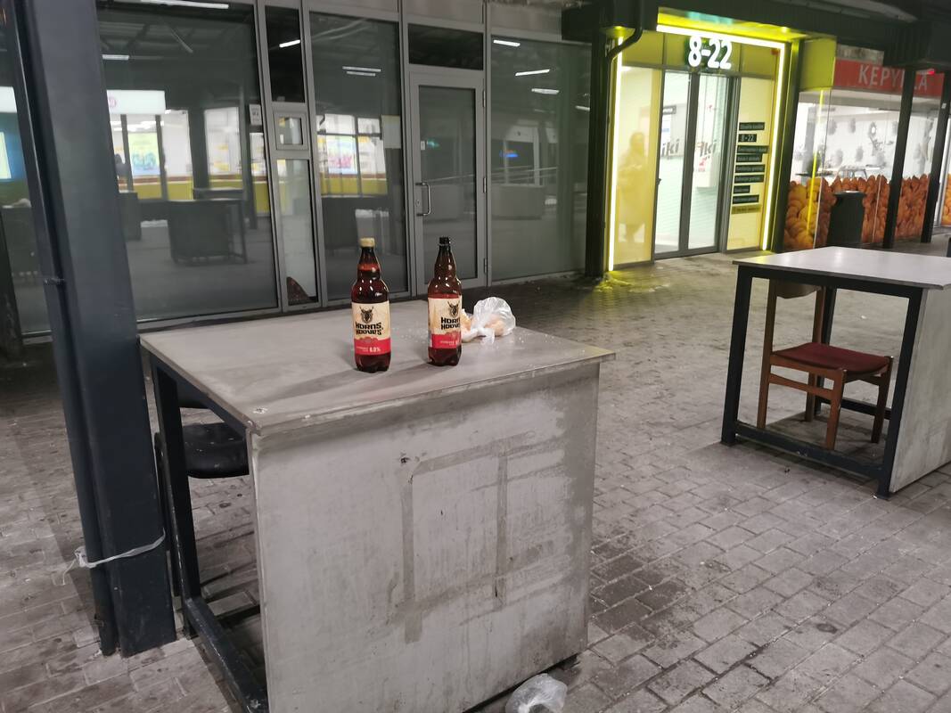Netvarka: Vingio pasaže nuolat tęsiasi išgertuvės – alkoholikai pradėjo krauti butelius ant ten esančių prekystalių.