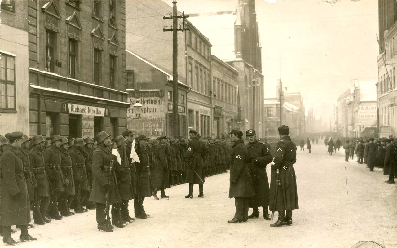 Rikiuotė: praėjus vos mėnesiui po Klaipėdos krašto prijungimo prie Lietuvos, 1923 m. vasario 16 d. nuotraukoje Friedricho Vilhelmo gatvėje (dabar Tiltų g.) užfiksuota išsirikiavusi Lietuvos kariuomenė ruošėsi Nepriklausomybės dienos paradui.