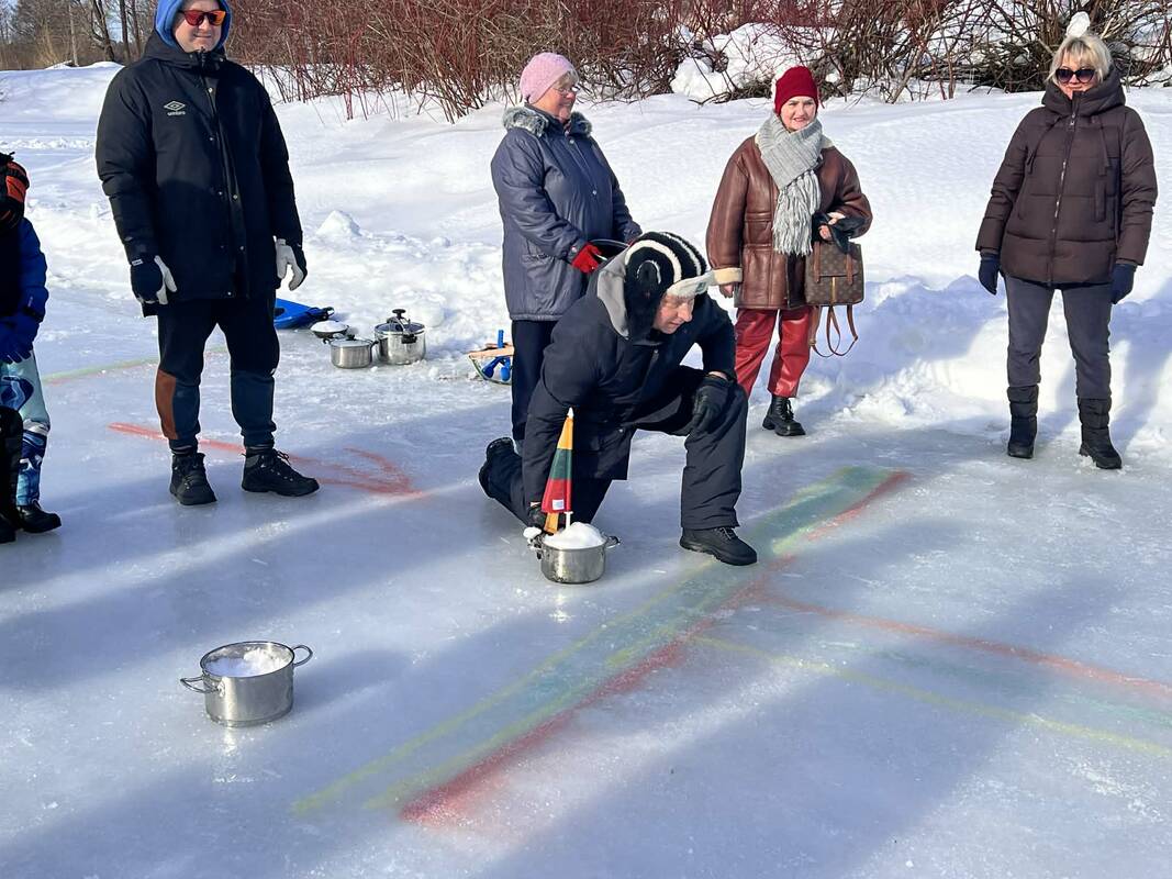 Trasa: Kvietinių gyventojai džiaugėsi žiemos pramogomis – susinešę puodus, žmonės surengė varžybas.