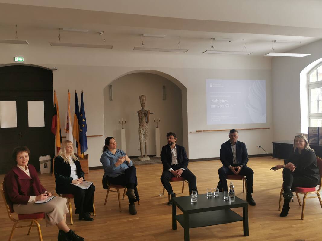 Svečiavosi: į diskusiją atvyko Vidaus reikalų ministerijos, Valstybinės mokesčių inspekcijos bei savivaldos atstovai.