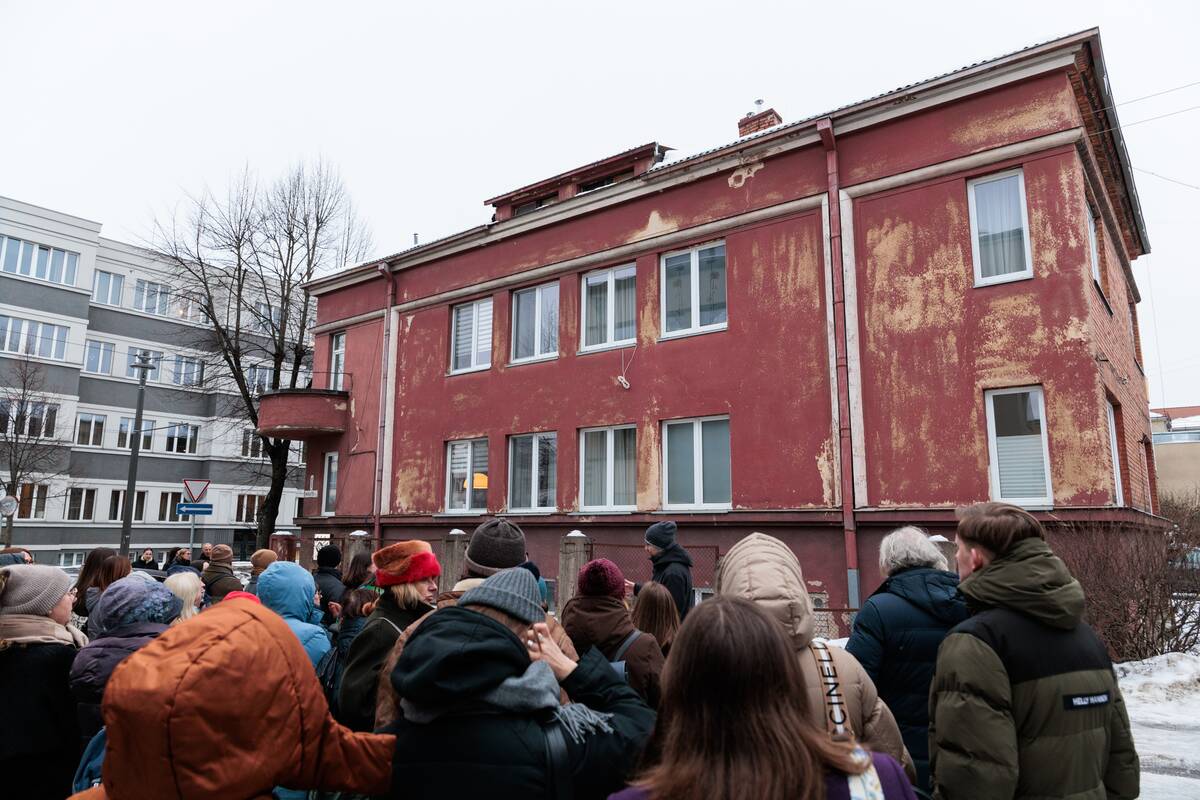 Dalyviai: architektūros mylėtojai gausiai susirinko prie P. Jagmino namo paminėti architekto A. Funko gimtadienio.