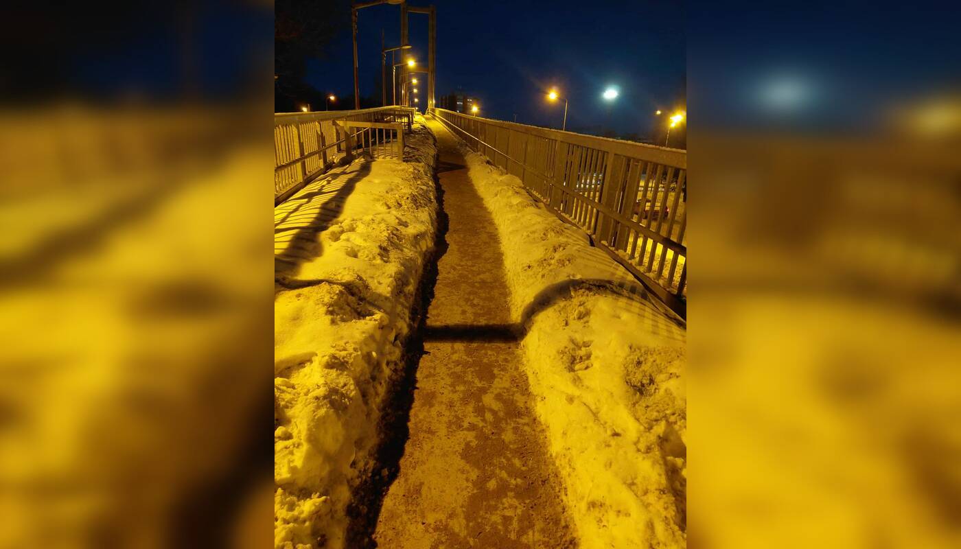 Permainos: pėsčiųjų tiltas per geležinkelį pastarosiomis dienomis kasdien valomas ir gausiai barstomas smėliu.