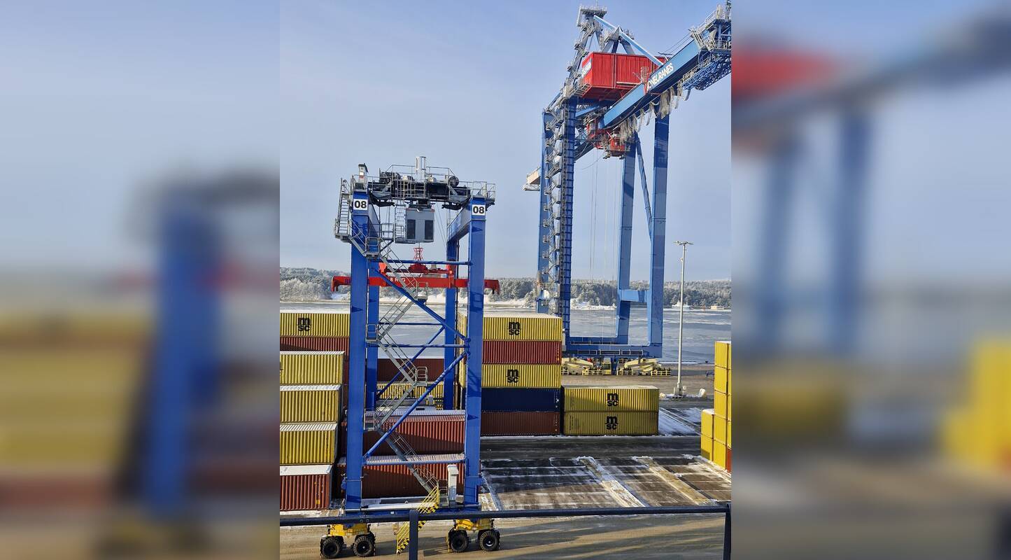 Skaičiai: iš viso šį sausį perkrauta 954 tūkst. tonų konteinerių, pernai per tą patį laikotarpį konteinerių krova siekė 981 tūkst. tonų.