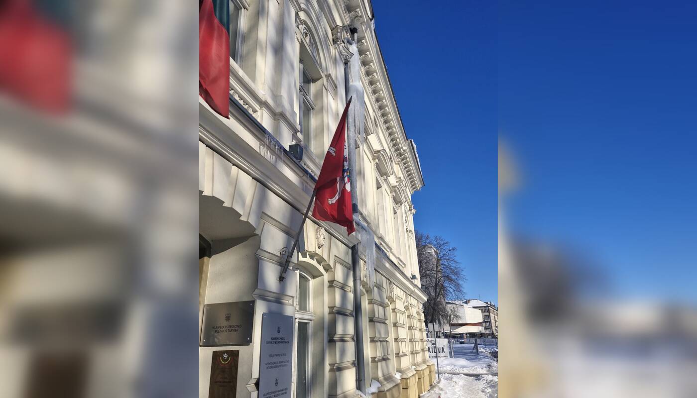 Pavojus: dar prieš kelias dienas įspūdingų varveklių būta ir ant rotušės fasado.