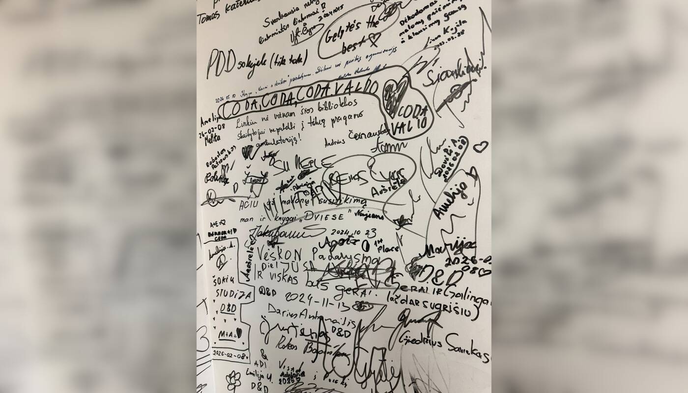 Gėda: ant sienos atsirado ne tik nauji „parašai“, bet ir vulgarūs užrašai.
