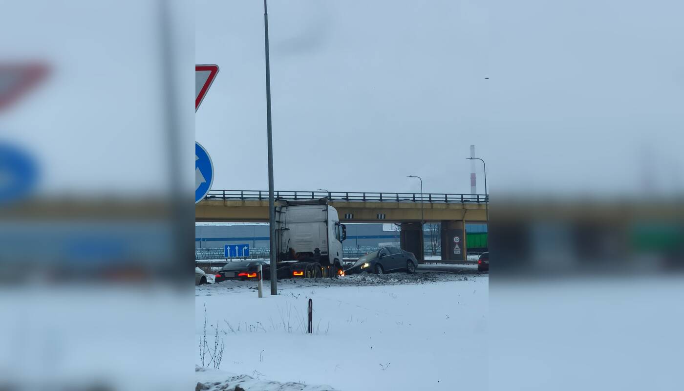 
<span>Jakų žiedinėje sankryžoje susidūrė lengvasis automobilis ir vilkikas  </span>
