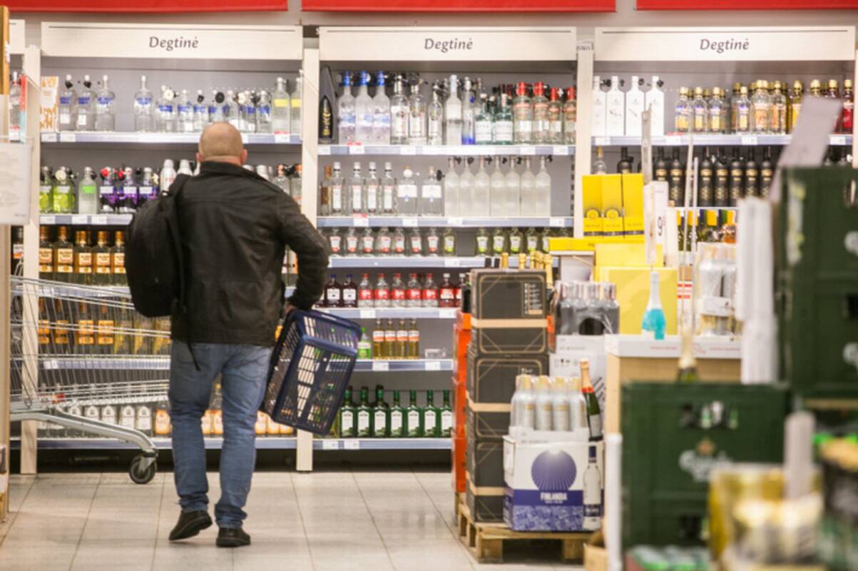 
<span>Kaune degtinės butelių pavogti bandę vyrai sužalojo parduotuvės apsauginį</span>
