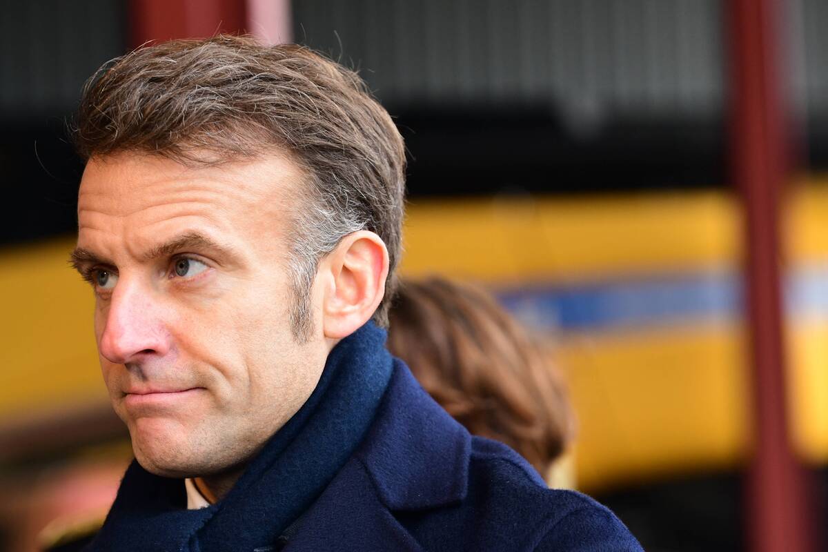 
<span>Macronas sako, kad ruošiasi atnaujinti kontaktą su Putinu</span>
