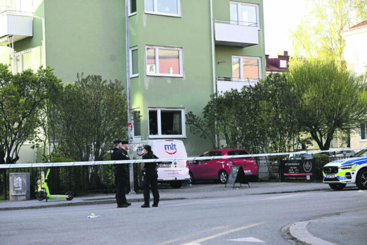 Situacija: imtis drastiškų priemonių Švedijos valdžią verčia dramatiškai išaugęs nusikalstamumo mastas. Nuotraukoje – vaizdas iš Upsalos po pernai balandį atviroje miesto erdvėje įvykusio kelių žmonių mirtimi pasibaigusio susišaudymo.