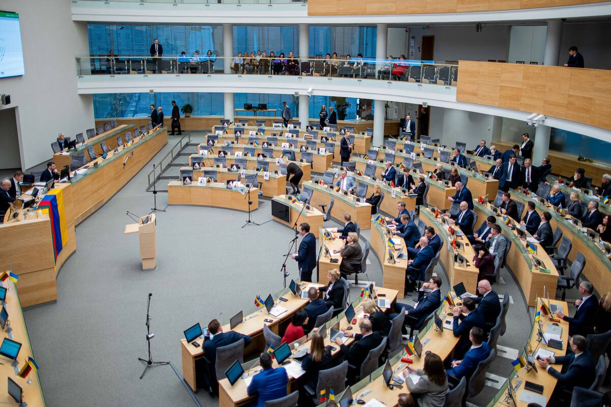 
<span>Siūloma papildyti parlamentarų komandą: atsirastų Seimo nario teisinis patarėjas</span>

