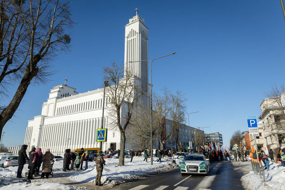 Šventinė Vasario 16-osios eisena 
