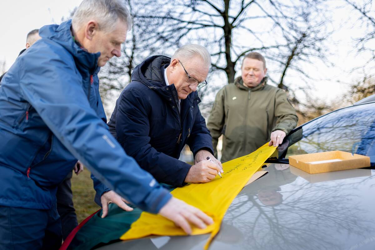 Automobilių ir kitų pagalbos priemonių perdavimas Ukrainai