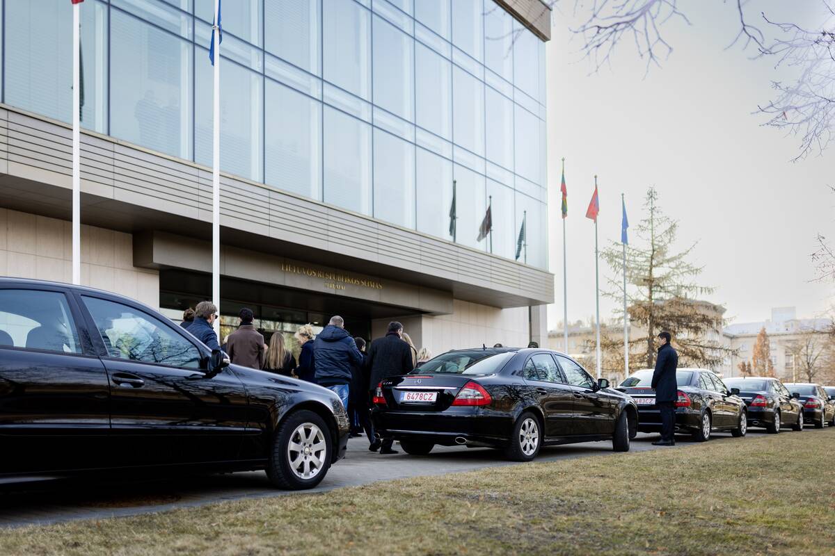Automobilių ir kitų pagalbos priemonių perdavimas Ukrainai
