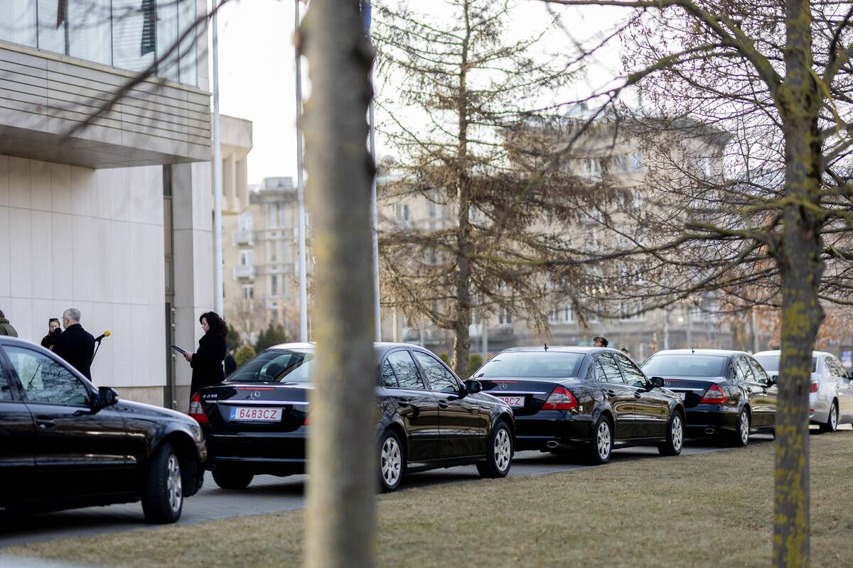 Automobilių ir kitų pagalbos priemonių perdavimas Ukrainai