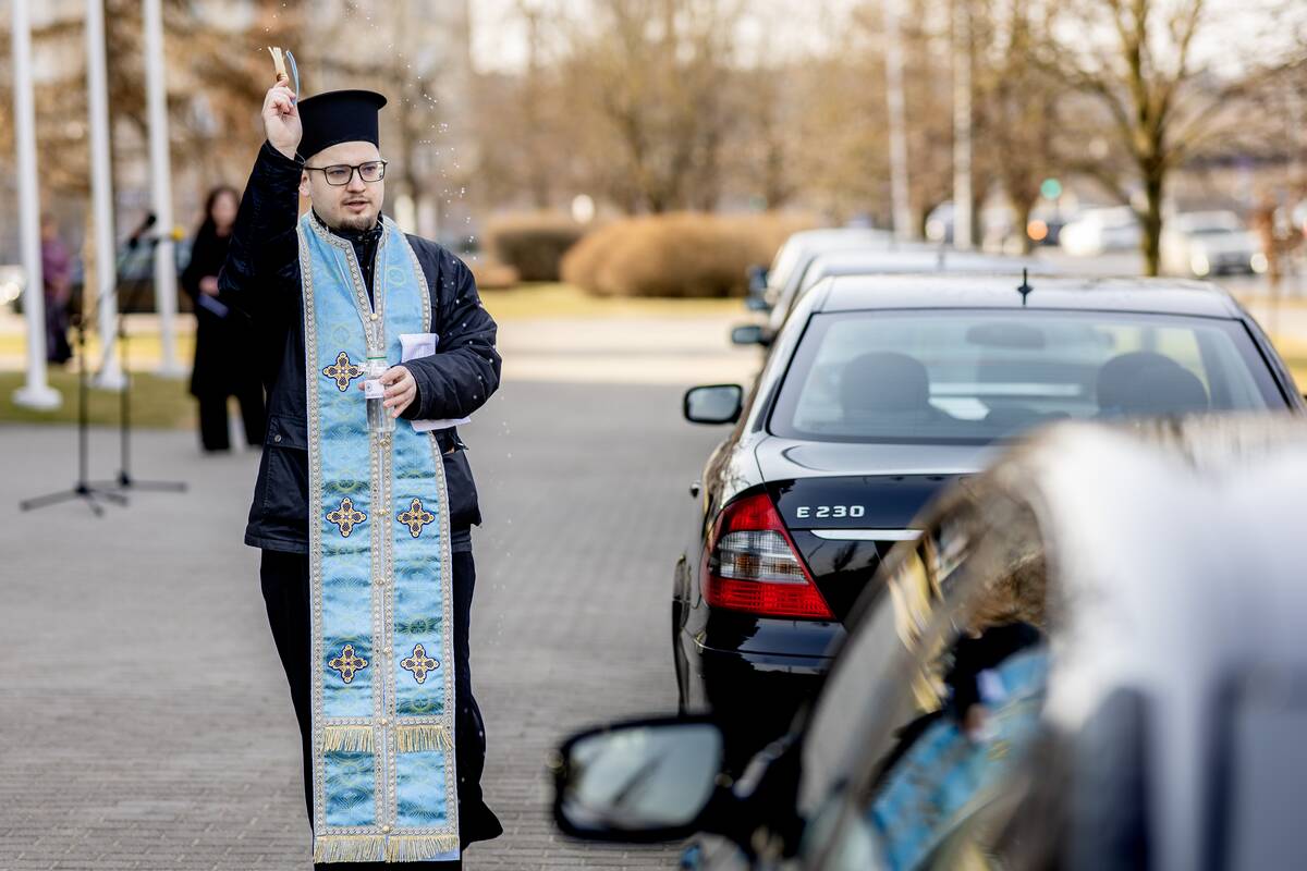 Automobilių ir kitų pagalbos priemonių perdavimas Ukrainai