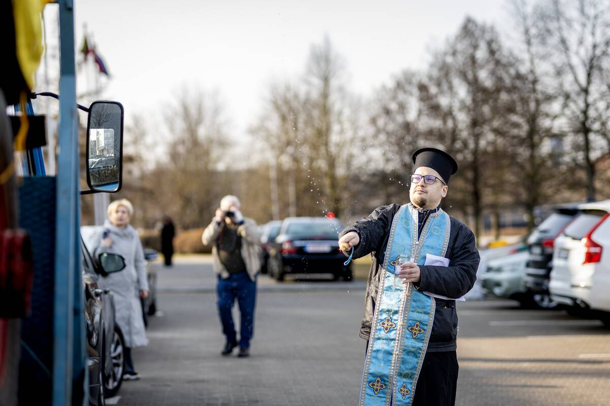 Automobilių ir kitų pagalbos priemonių perdavimas Ukrainai