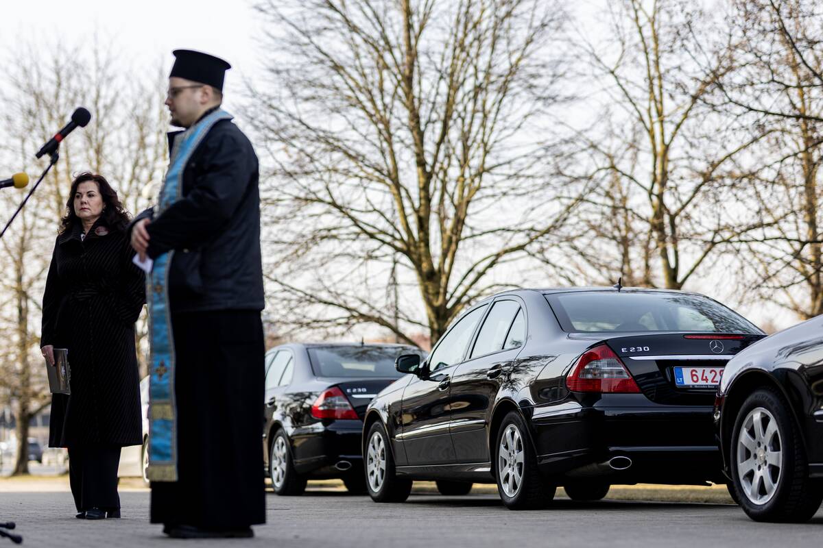Automobilių ir kitų pagalbos priemonių perdavimas Ukrainai