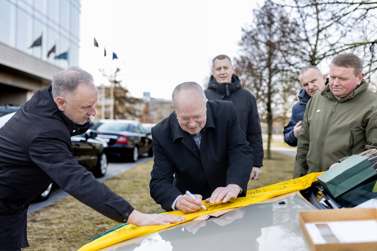 Automobilių ir kitų pagalbos priemonių perdavimas Ukrainai