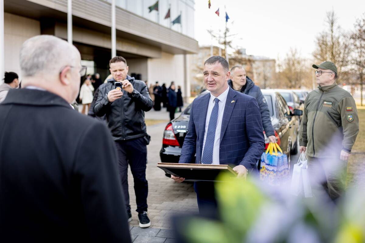 Automobilių ir kitų pagalbos priemonių perdavimas Ukrainai