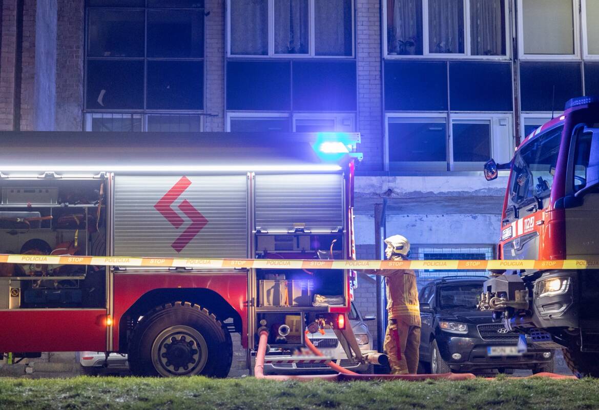 
<span>Į daugiabutį skubėjo ugniagesiai: prie medinių durų – kibiras su pelenais</span>
