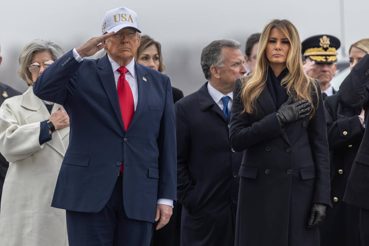 
<span>Trumpas dalyvavo pirmųjų kare su Iranu žuvusių JAV karių palaikų pargabenime</span>
