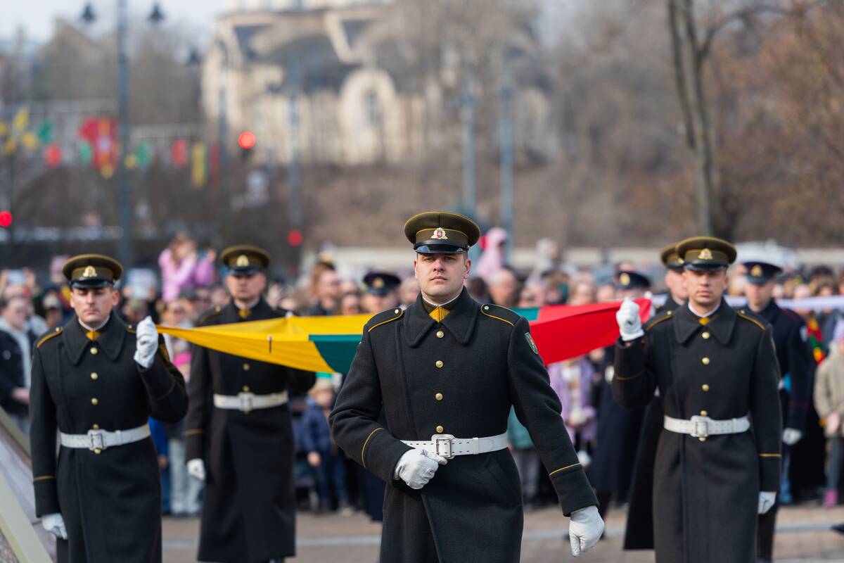 Valstybės vėliavos pakėlimo ceremonija Nepriklausomybės aikštėje