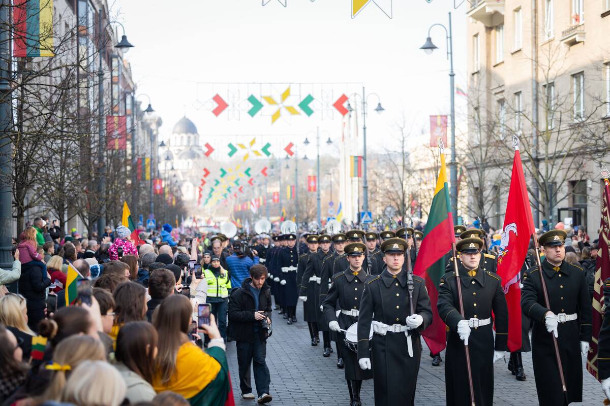 „Nepriklausomybės atkūrimo kelio“ eisena su Lietuvos ir Ukrainos vėliavų juostomis