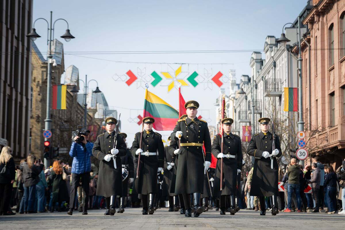 „Nepriklausomybės atkūrimo kelio“ eisena su Lietuvos ir Ukrainos vėliavų juostomis