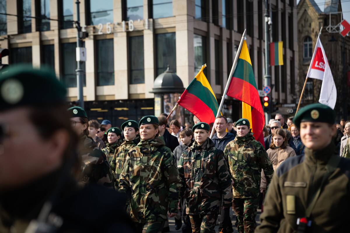 „Nepriklausomybės atkūrimo kelio“ eisena su Lietuvos ir Ukrainos vėliavų juostomis