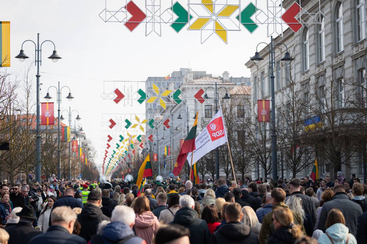 „Nepriklausomybės atkūrimo kelio“ eisena su Lietuvos ir Ukrainos vėliavų juostomis