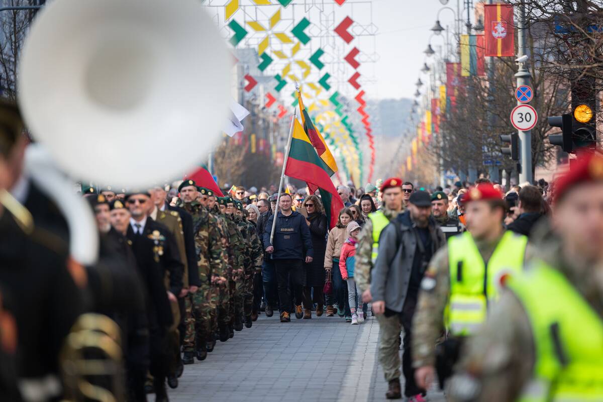 „Nepriklausomybės atkūrimo kelio“ eisena su Lietuvos ir Ukrainos vėliavų juostomis