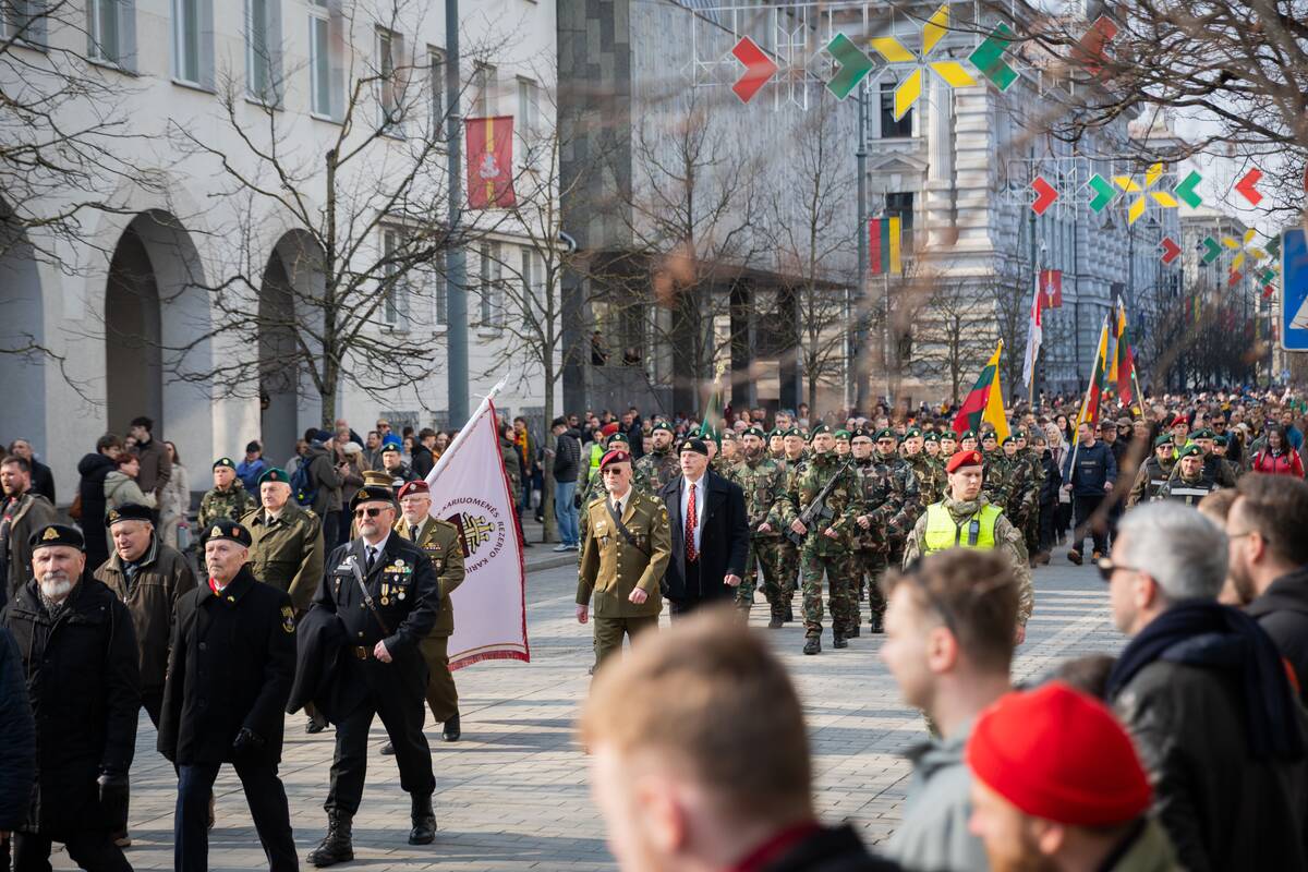 „Nepriklausomybės atkūrimo kelio“ eisena su Lietuvos ir Ukrainos vėliavų juostomis