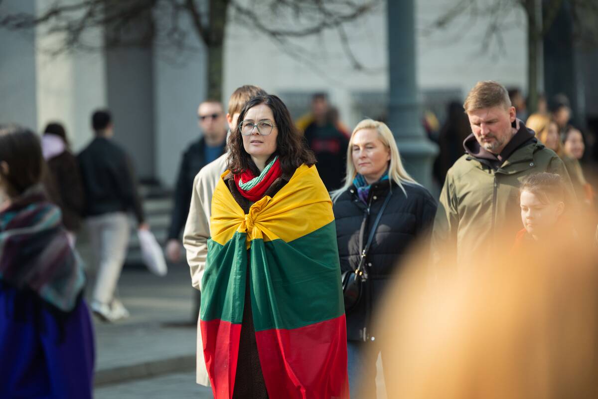 „Nepriklausomybės atkūrimo kelio“ eisena su Lietuvos ir Ukrainos vėliavų juostomis