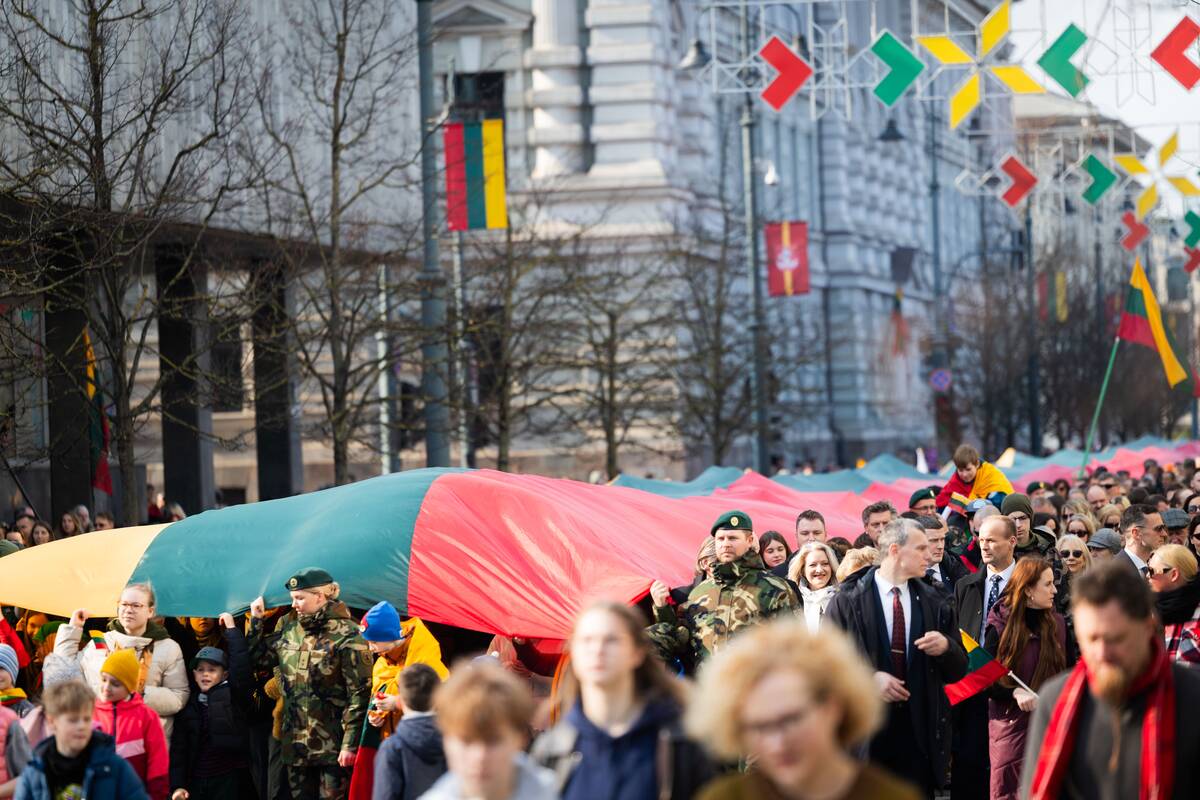 „Nepriklausomybės atkūrimo kelio“ eisena su Lietuvos ir Ukrainos vėliavų juostomis