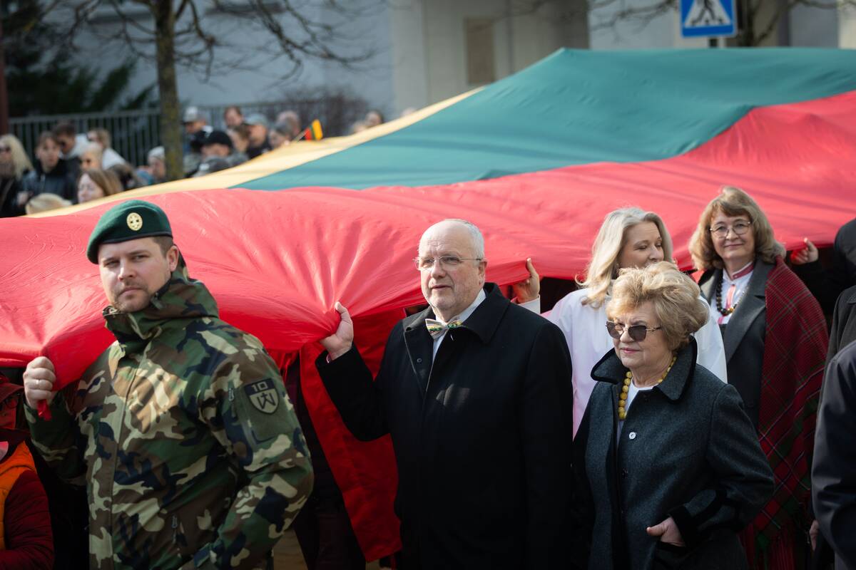 „Nepriklausomybės atkūrimo kelio“ eisena su Lietuvos ir Ukrainos vėliavų juostomis