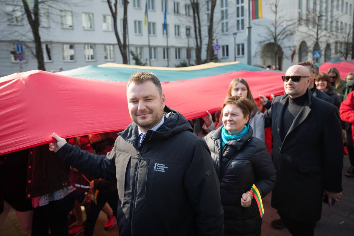 „Nepriklausomybės atkūrimo kelio“ eisena su Lietuvos ir Ukrainos vėliavų juostomis