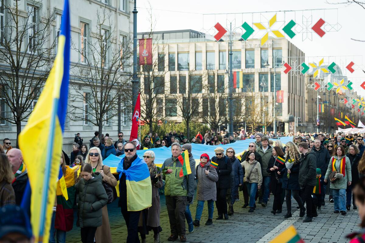 „Nepriklausomybės atkūrimo kelio“ eisena su Lietuvos ir Ukrainos vėliavų juostomis